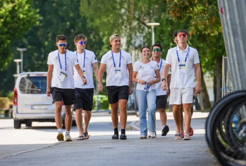 The first teams have arrived